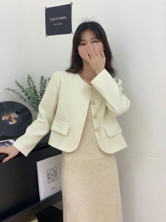 圓領蓋袋金釦小香外套