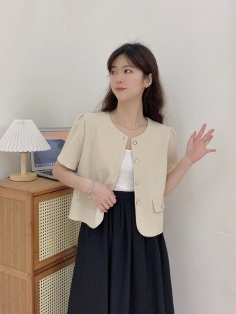 圓領蓋袋方釦小香外套